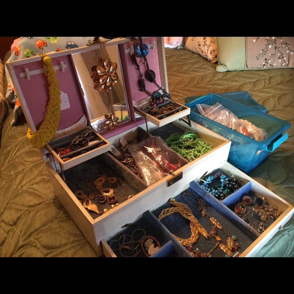 Jewelry case and some jewelry in side - Picture 2 of 3